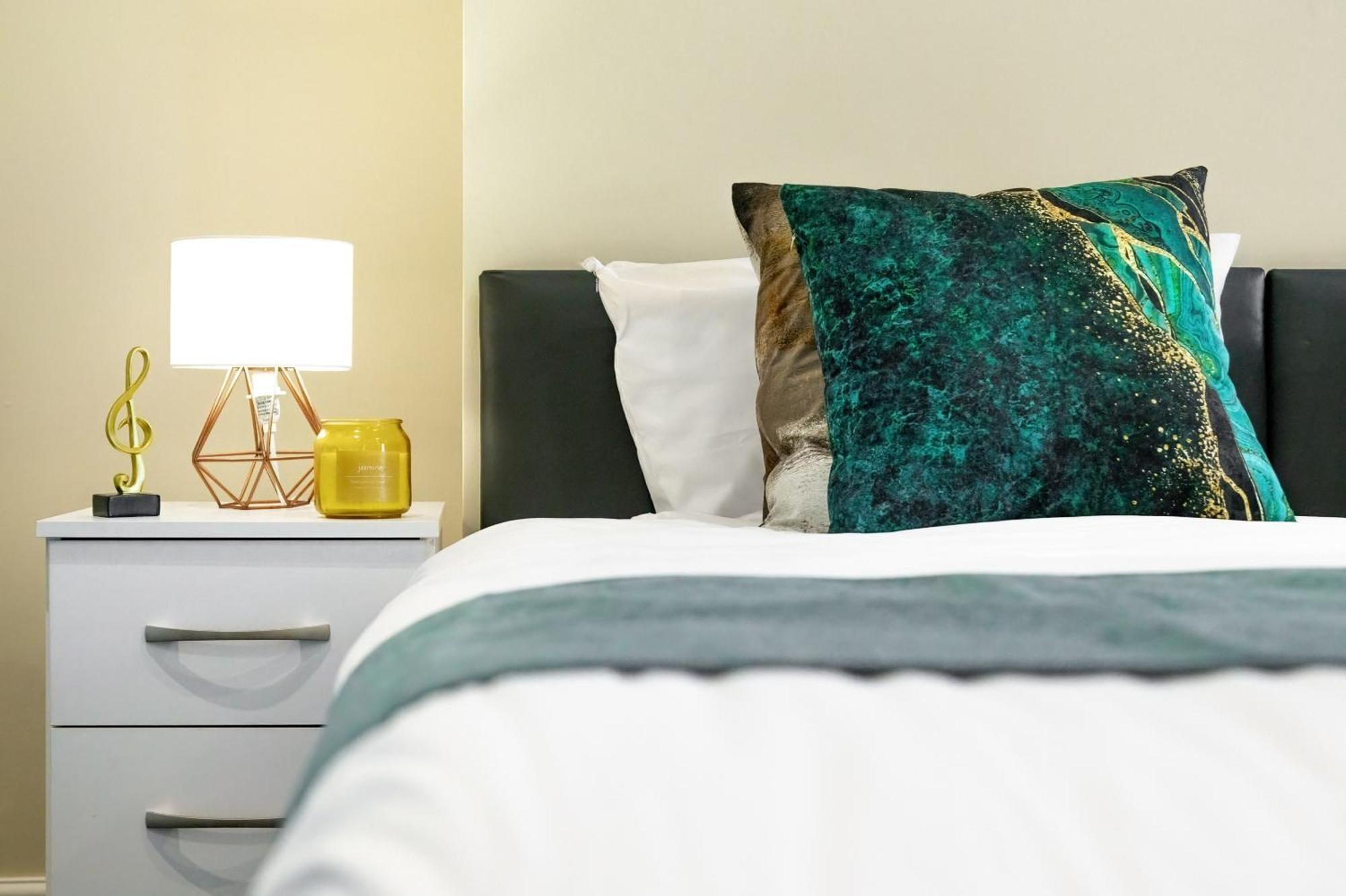 Elegant 2Br London Hideaway- King Bed, Sleeps 6 - Parking- Instant Book- 20 Percent Off Limited Time! Barnet Luaran gambar